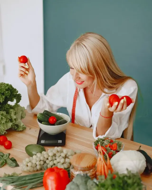 Nutricionista a preparar uma refeição com legumes frescos e fruta