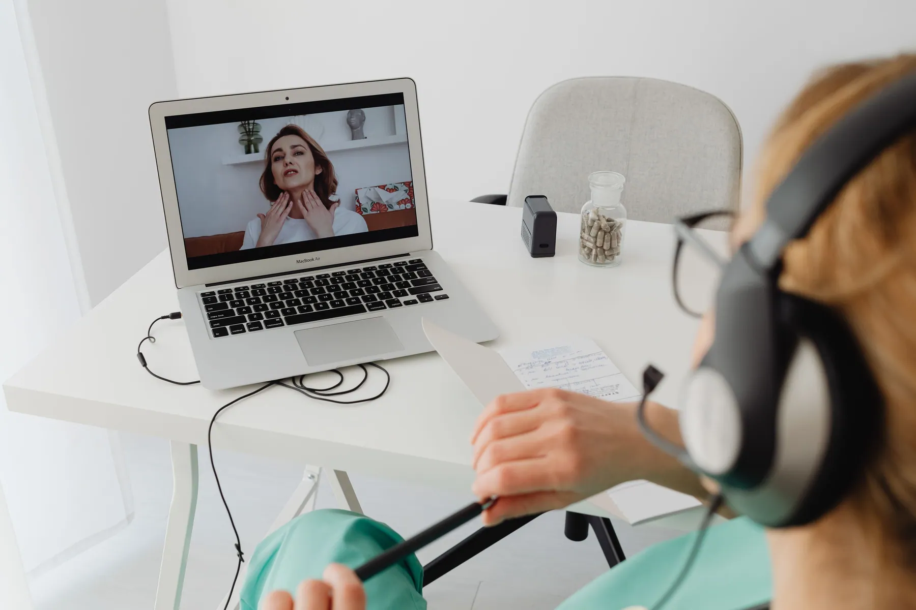 Médico em consulta por videochamada