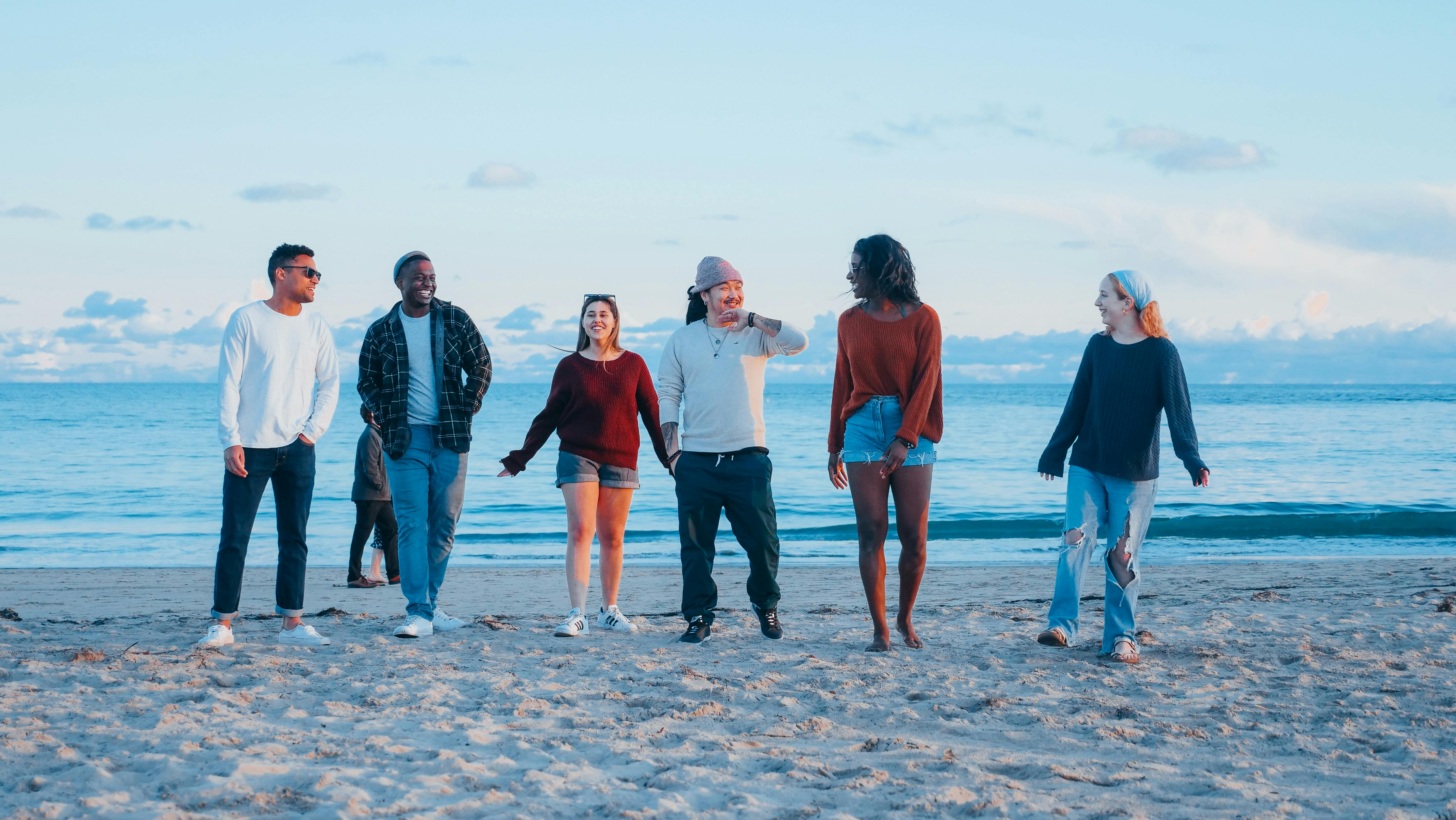 Pessoas a caminhar juntas num ambiente natural e luminoso