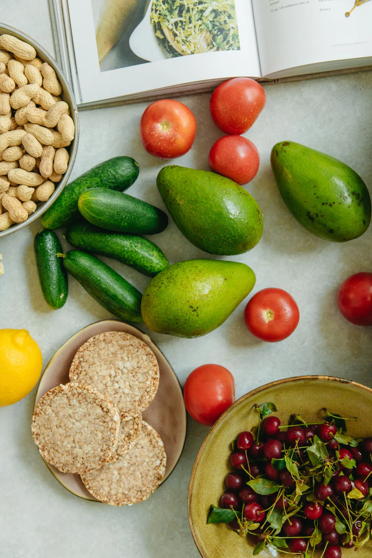 Alimentos saudáveis: abacates, pepinos, tomates, cerejas e frutos secos