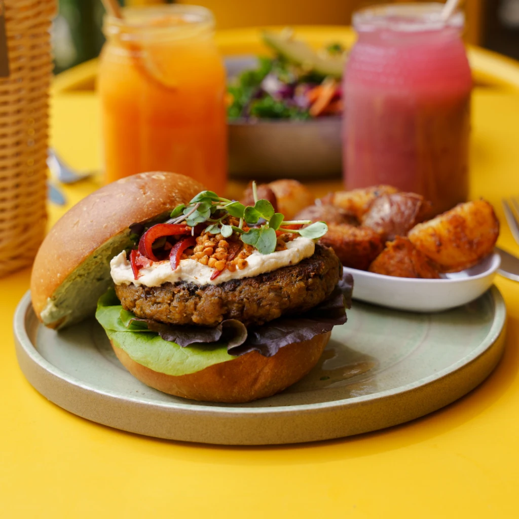 Hambúrguer vegetal com húmus e batatas assadas