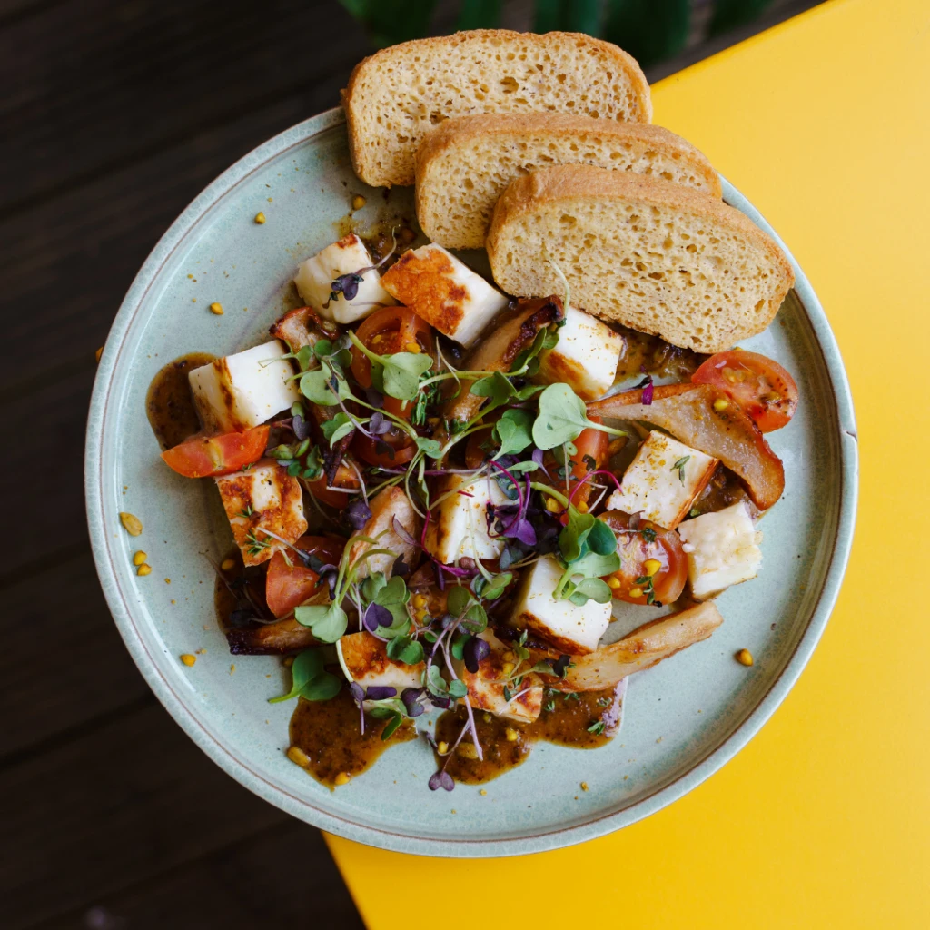 Halloumi grelhado com pera, tomate cereja e rebentos