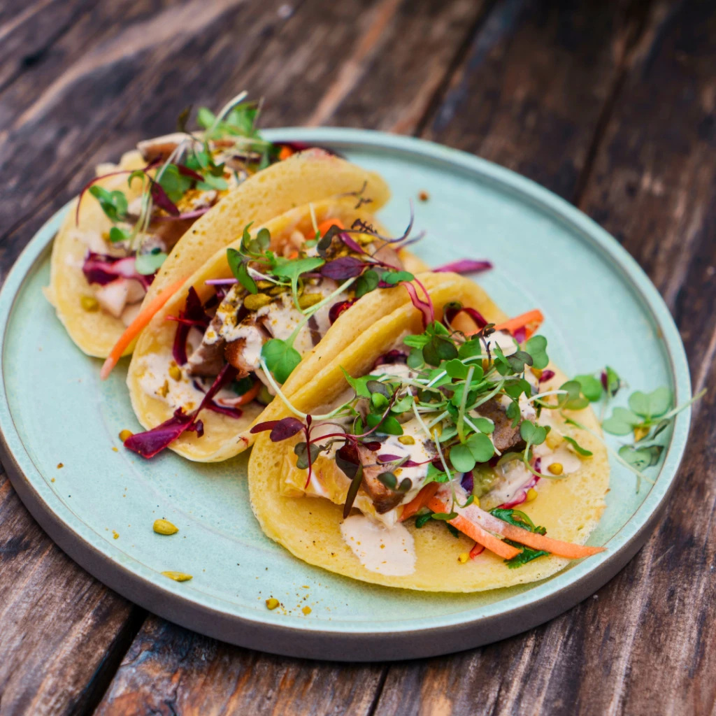 Tacos com couve roxa, cenoura e molho de tahini